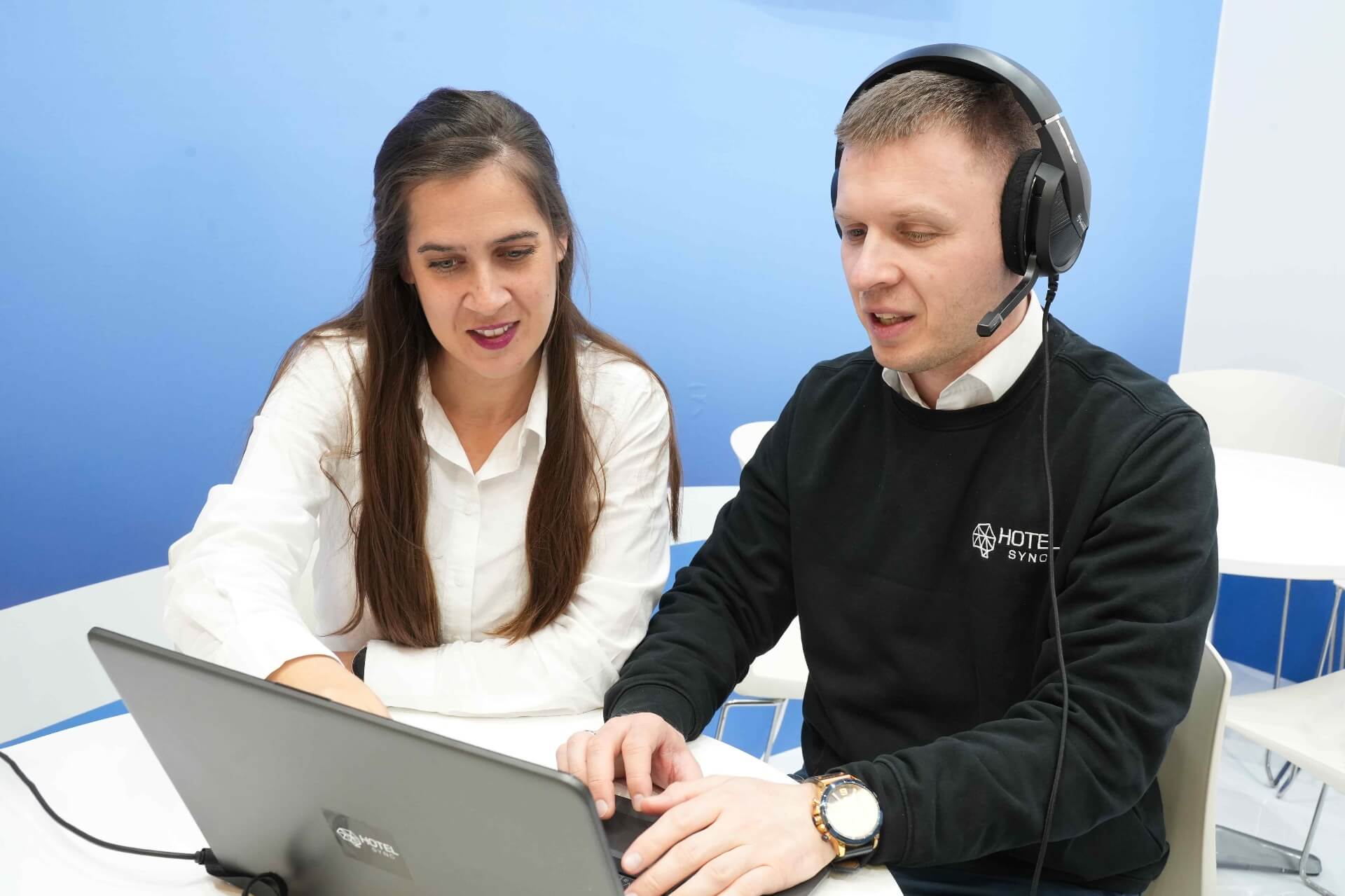 Команда поддержки HotelSync помогает клиенту